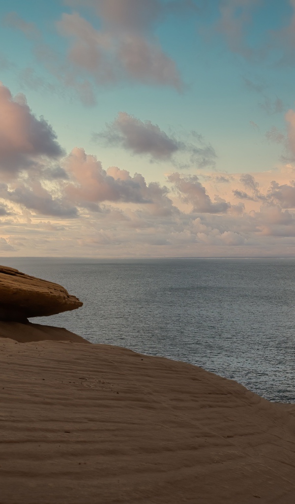 Большой камень на берегу моря 