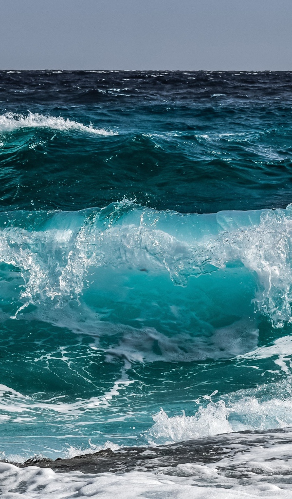 Голубые волны бушуют в море 