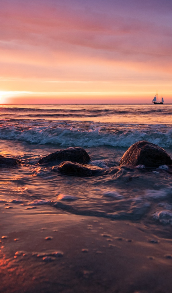 Валуны на берегу моря на мокром песке 
