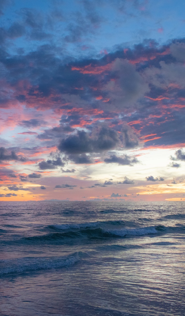 Спокойные морские волны в море на закате 