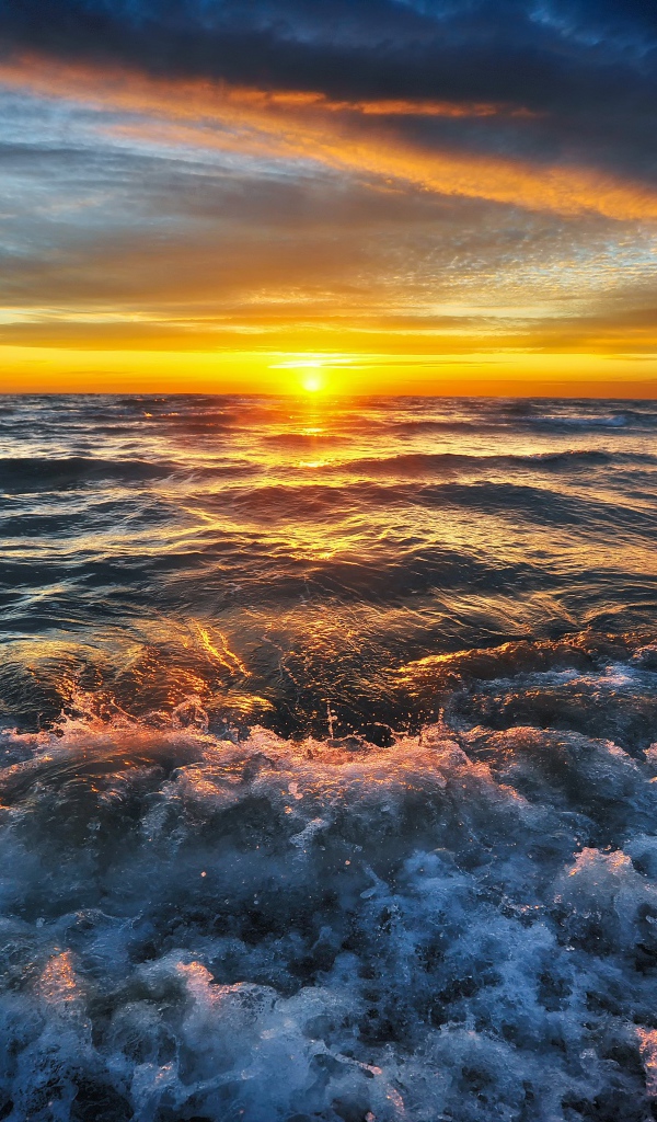 Волнующееся море на закате солнца 