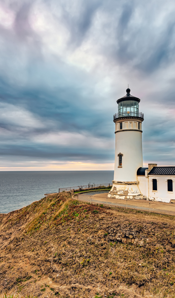 Маяк на берегу моря под красивым небом 