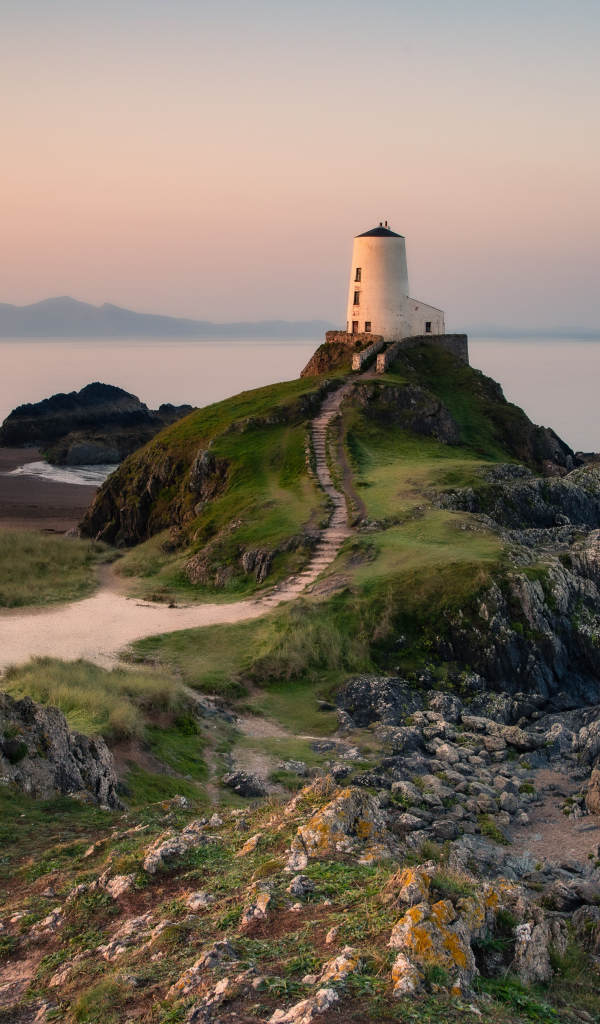 Маяк на краю утеса у моря, Великобритания 