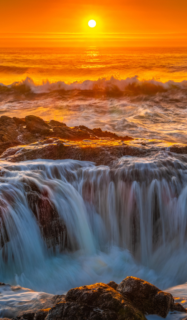 Вода океана стекает в дыру на закате солнца