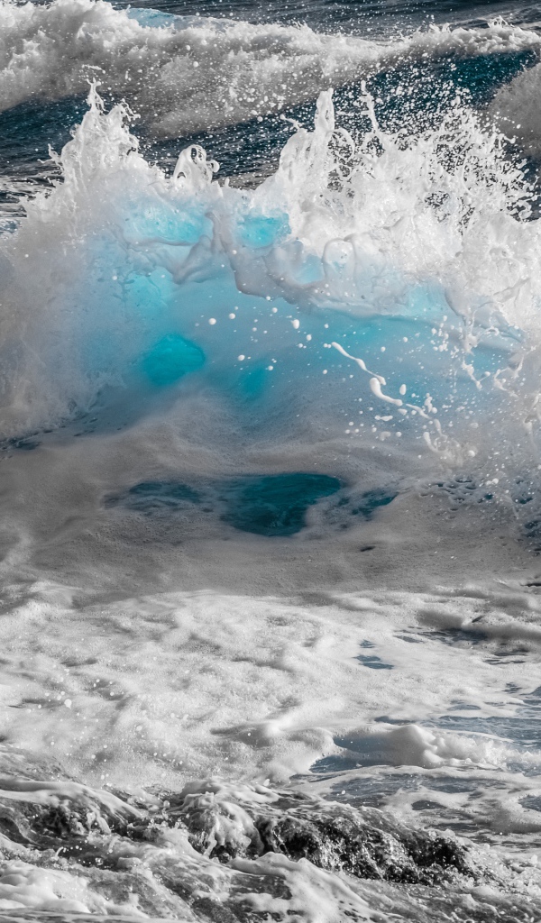 Бушующие морские волны с белой пеной 