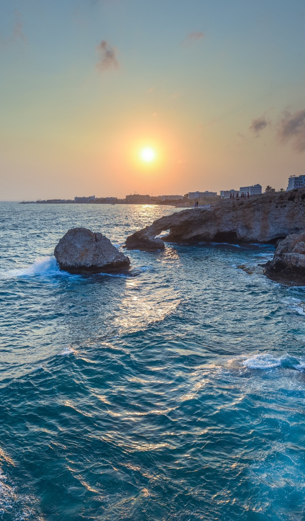 Морской прилив на закате солнца 