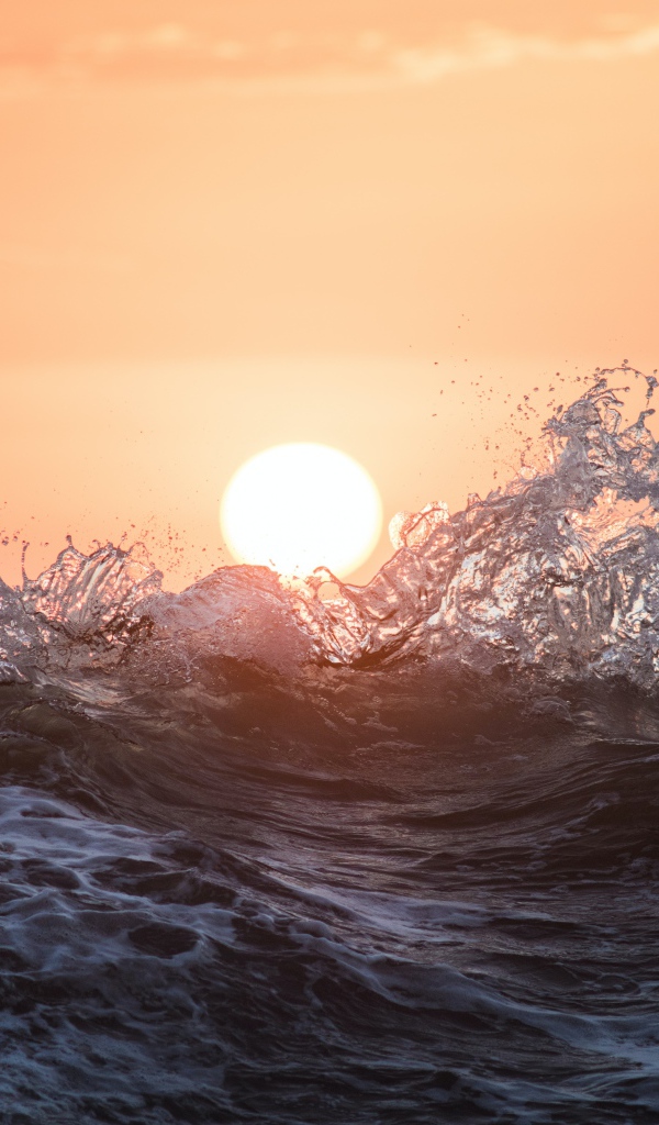 Морские волны в лучах солнца