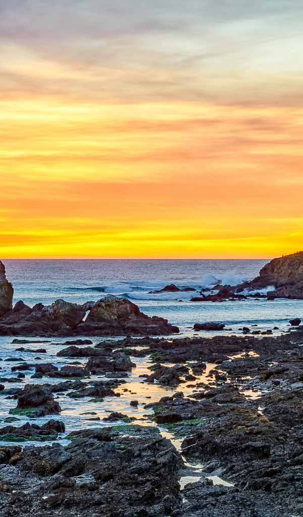 Камни на берегу моря на закате солнца