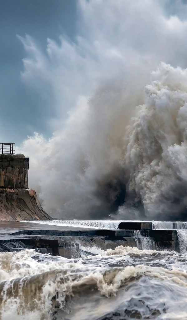 Штормовые волны бьются о маяк 