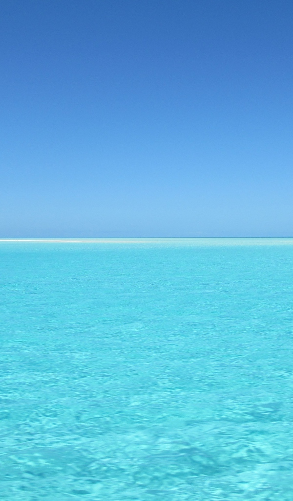 Нежная голубая гладь моря уходит в горизонт 