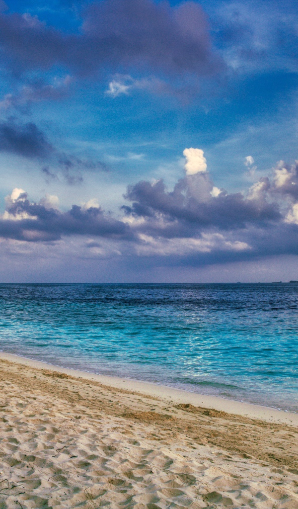 Густые облака над спокойной морской водой