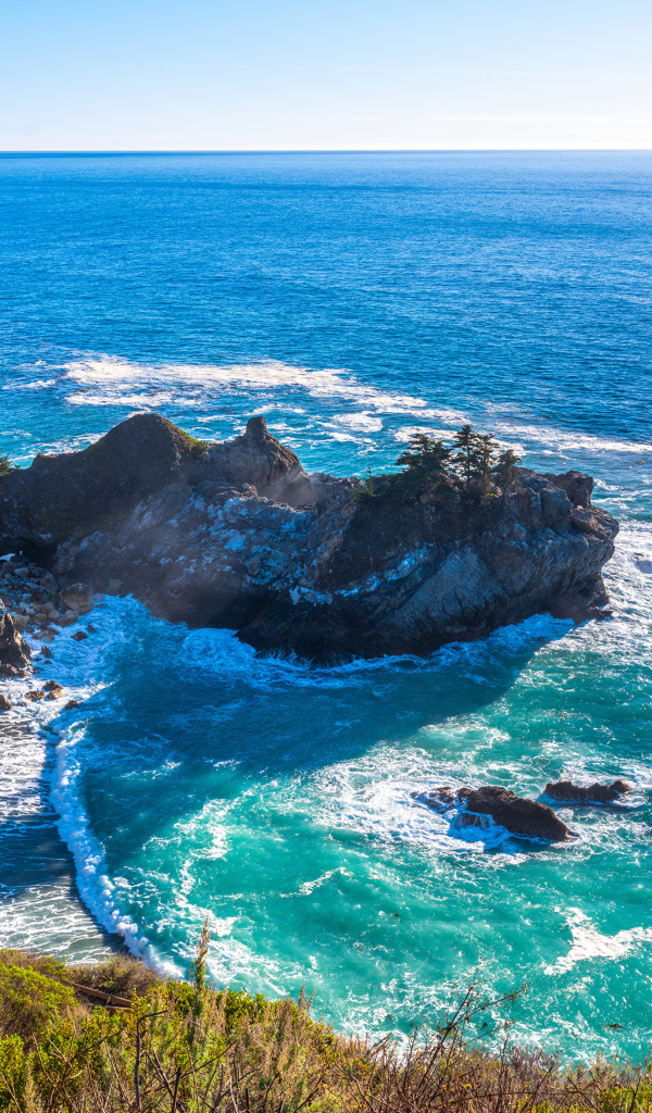 Вид на голубой океан и скалы, США 