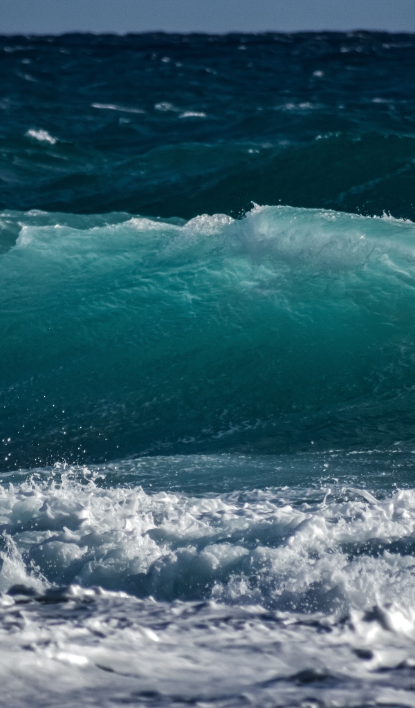 Волны с белой пеной поднимаются в море