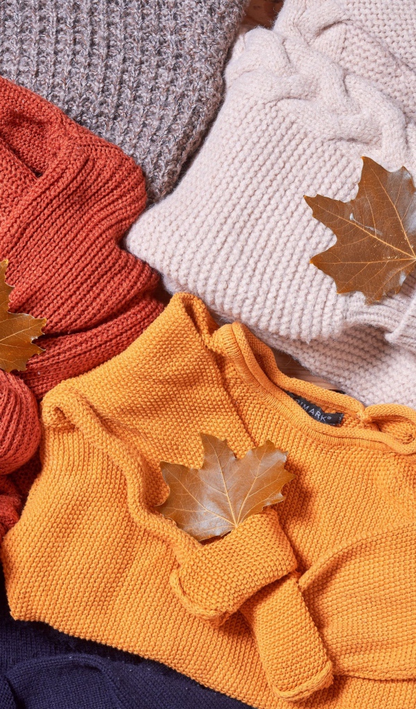 Теплая вязаная одежда с осенними листьями 