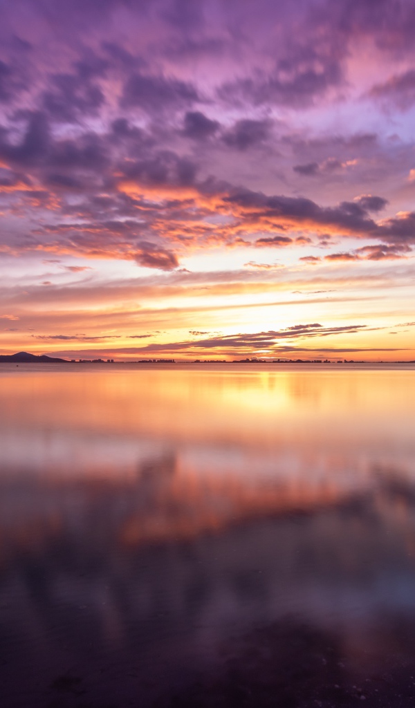 Красивый сиреневый закат над озером 