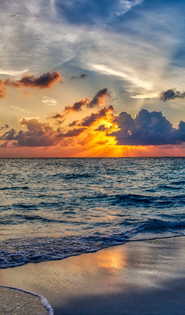 Красивый летний закат солнца над спокойным морем