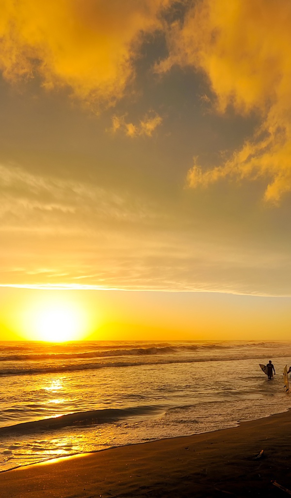 Красивый закат яркого солнца на горизонте у моря