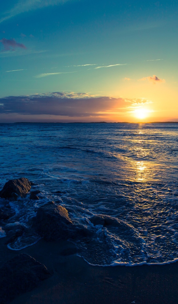 Красивый закат летнего солнца на морском побережье