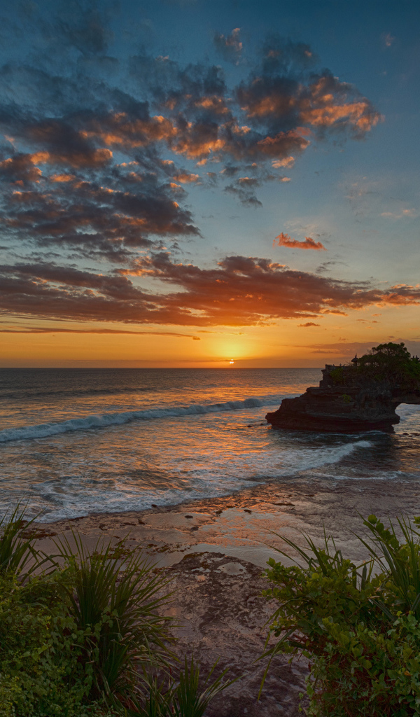 Красивый закат солнца на побережье