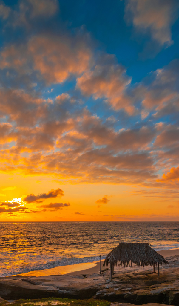 Красивый закат солнца над спокойным морем 