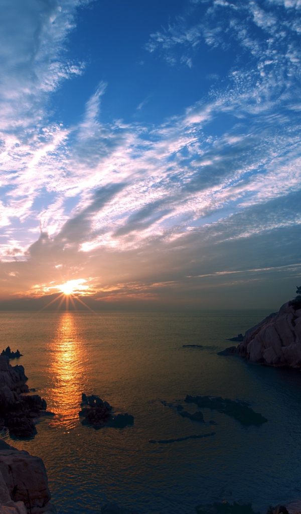 Красивый вид на закат над морем 