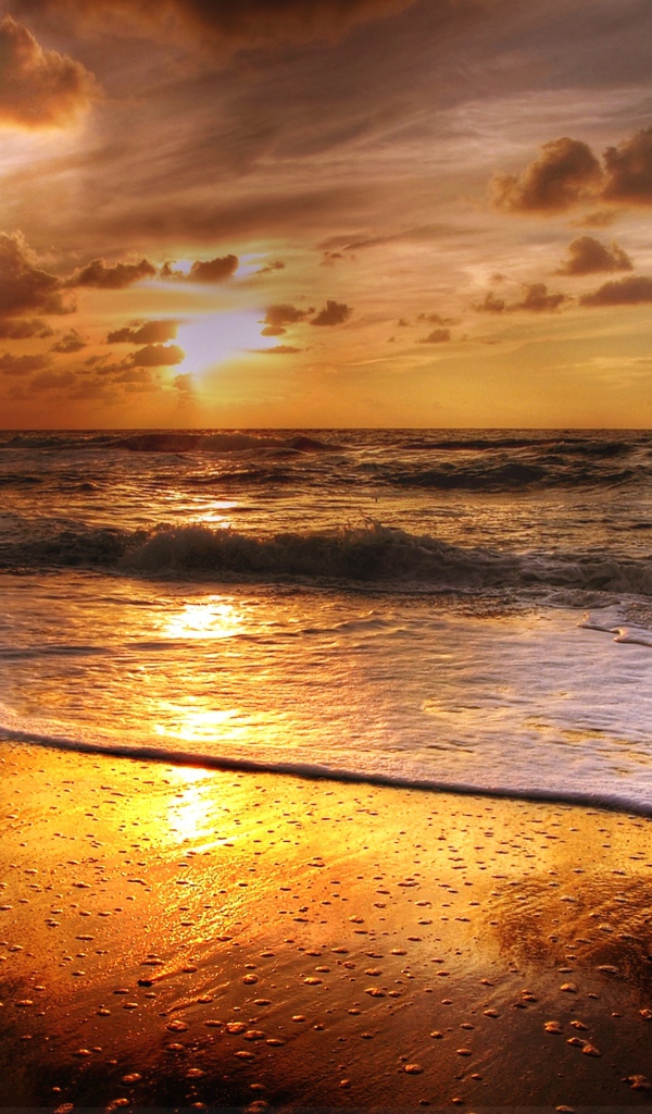 Яркое летнее солнце на закате над морем