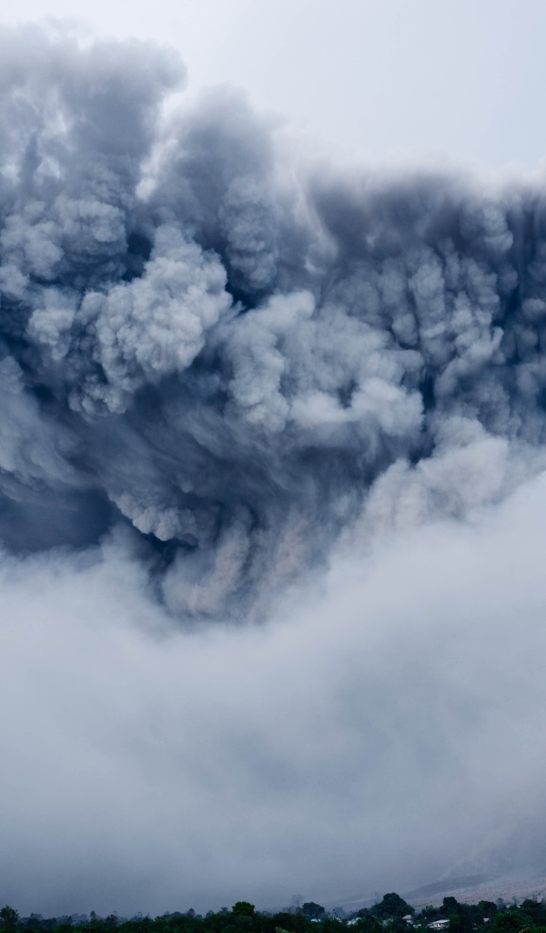 Облако пепла над вулканом