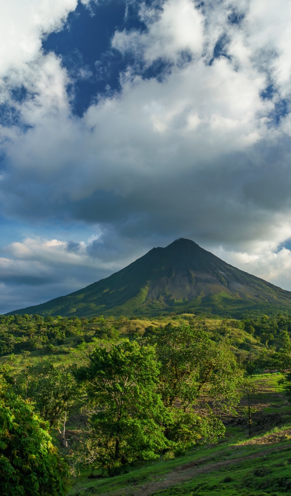 Зеленый вулкан Ареналь под белыми облаками,  Коста Рика