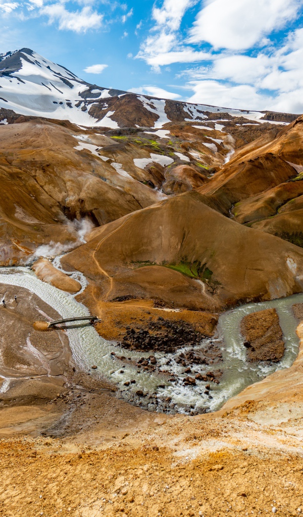 Старый потухший вулкан с рекой