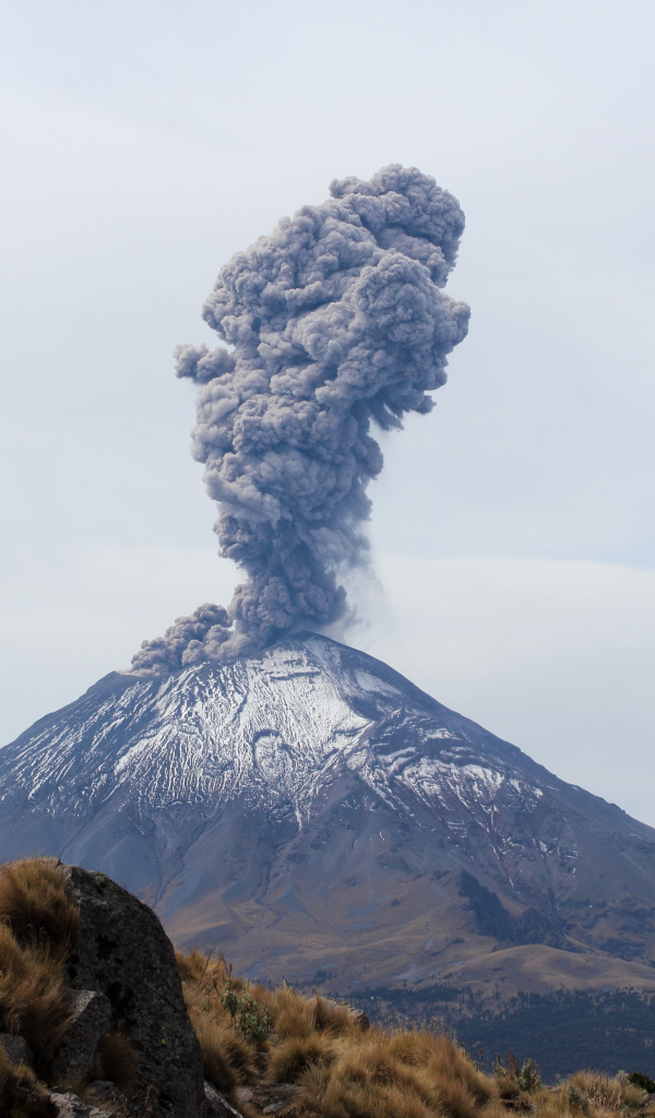 Дым над действующим вулканом Попокатепетль, Мексика