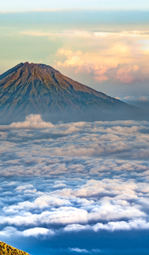 Вид на вершины спокойных вулканов 