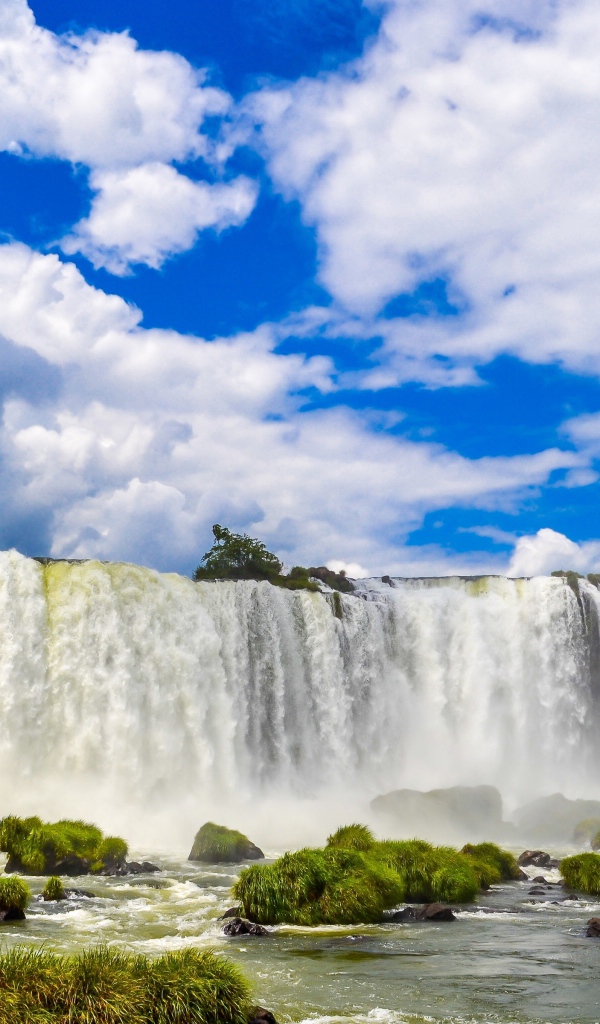 Красивый вид на водопад Игуасу
