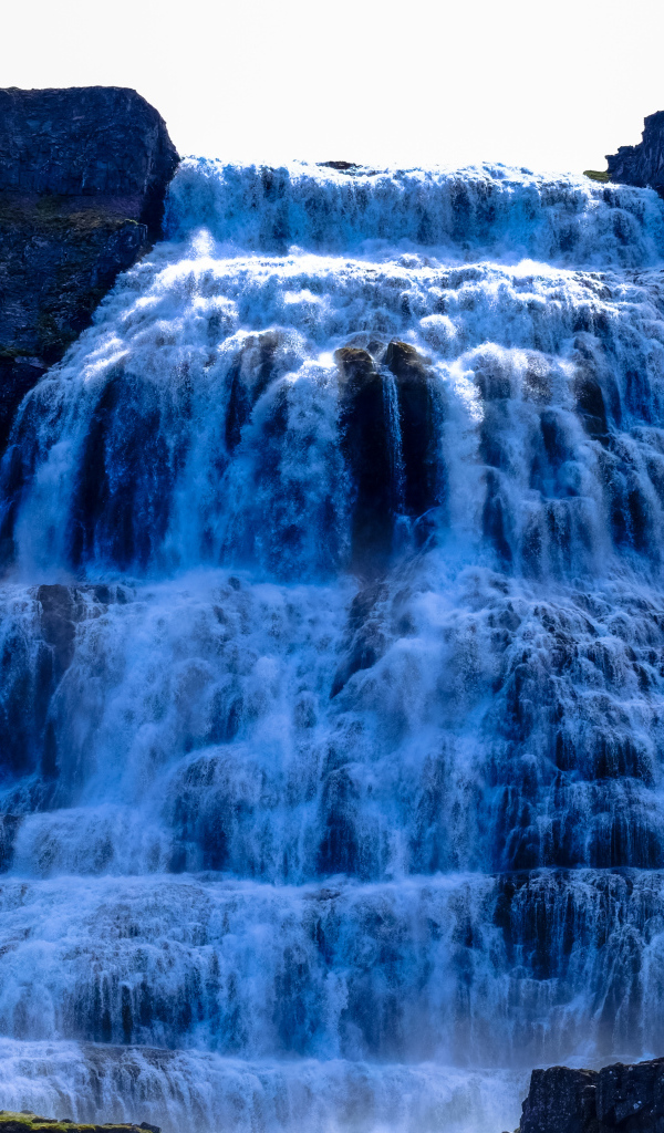 Красивый вид на каскадный водопад
