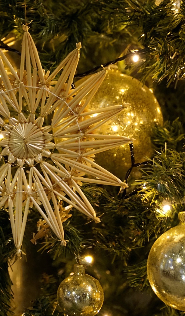 Красивые елочные украшения на ветках 