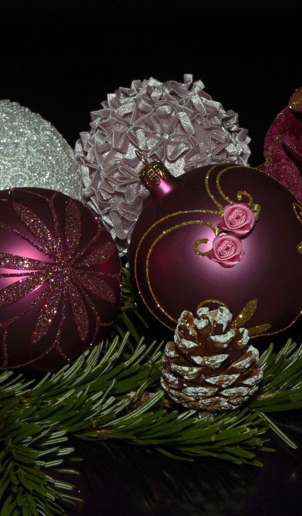 Красивые елочные игрушки с веткой на черном фоне 