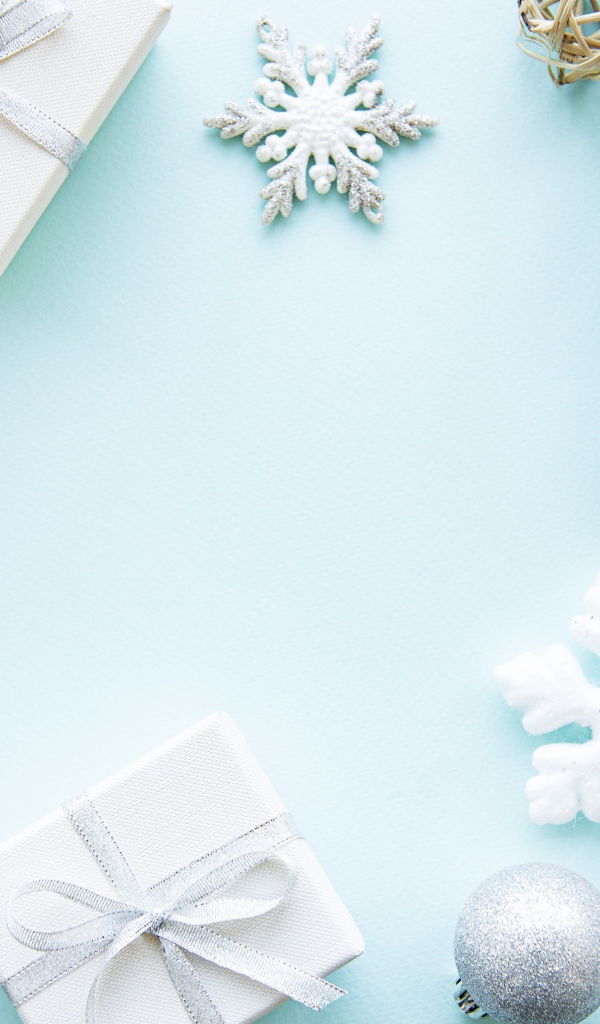 Красивый голубой фон с подарками и снежинками с еловой веткой на Рождество