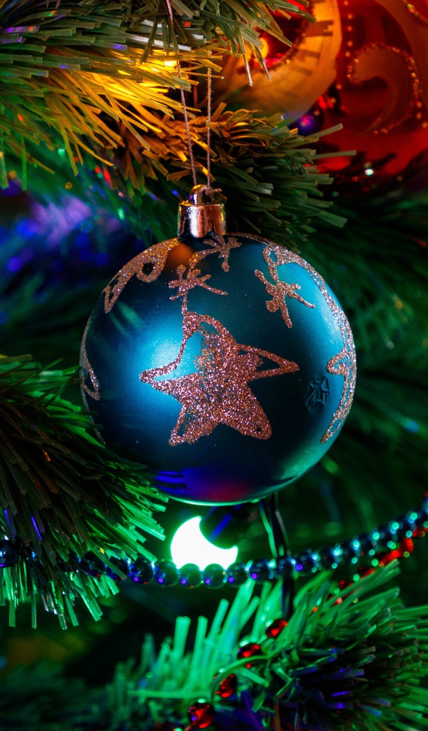 Красивый синий шар на новогодней елке 