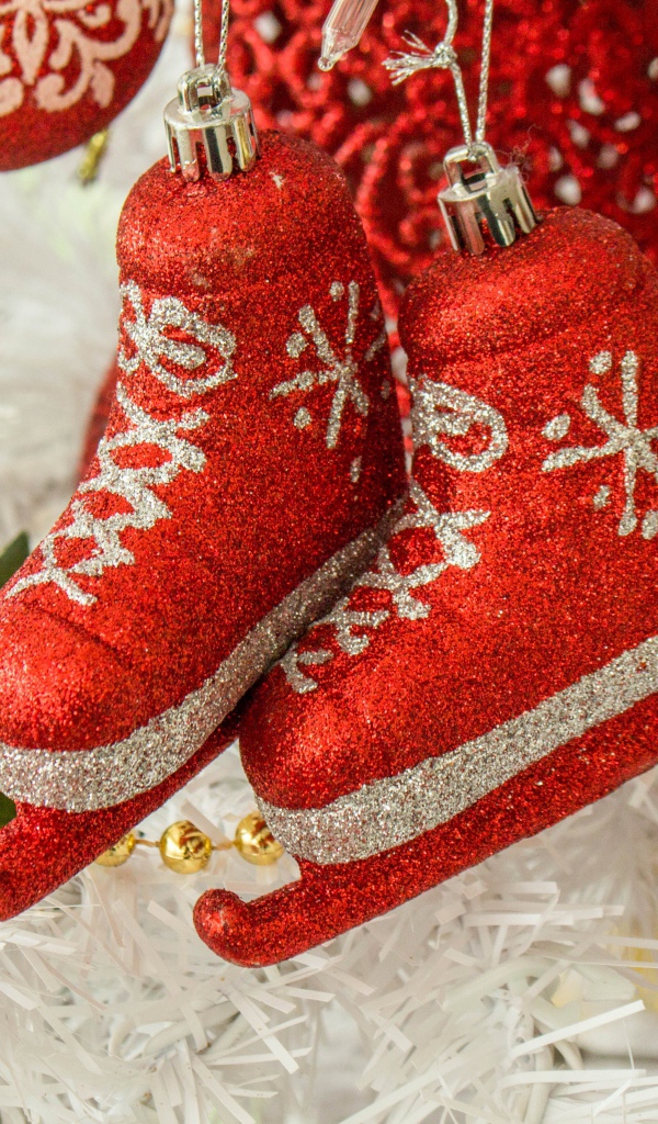 Красивые красные елочные игрушки 