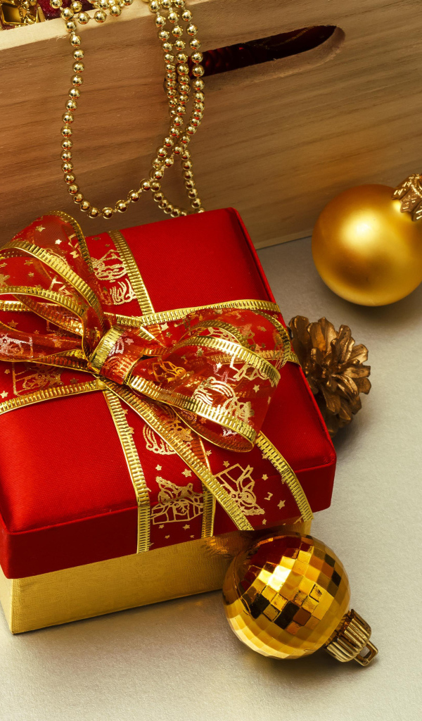 Большой подарок и елочные игрушки на новый год 2022 