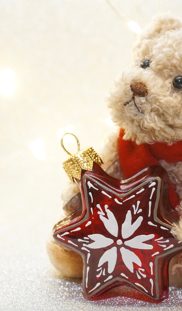 Новогодний медвежонок с елочной игрушкой 