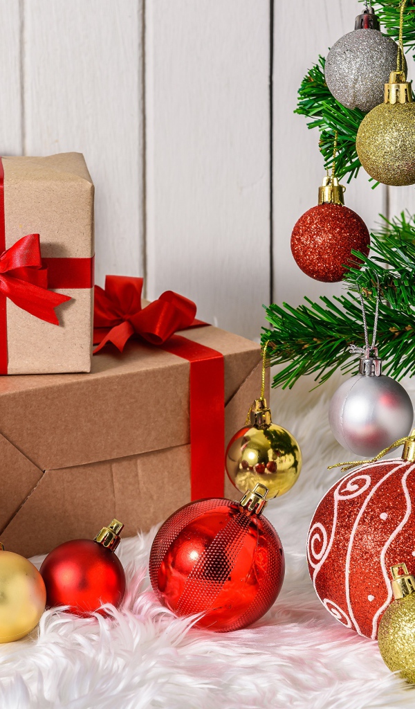 Новогодняя ель с подарками и игрушками 