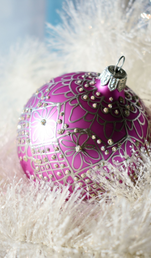 Розовый шарик с белой мишурой на новый год