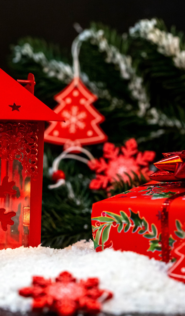 Красный фонарь с подарком у елочной ветки