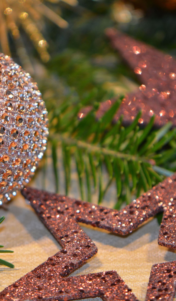 Блестящий шар и звездочки на елку на новый год 