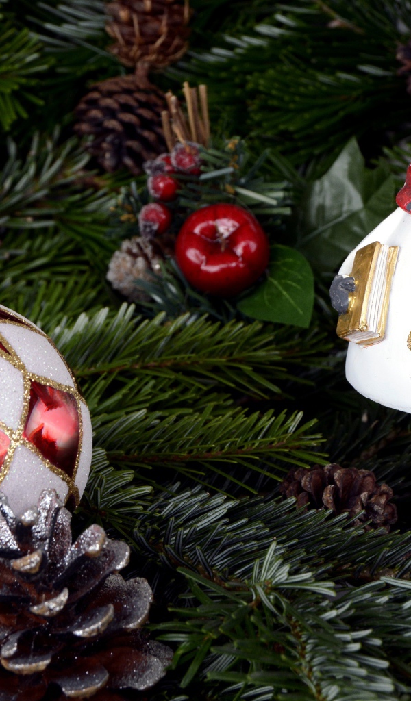 Снеговик и шар на ветках ели на Новый год