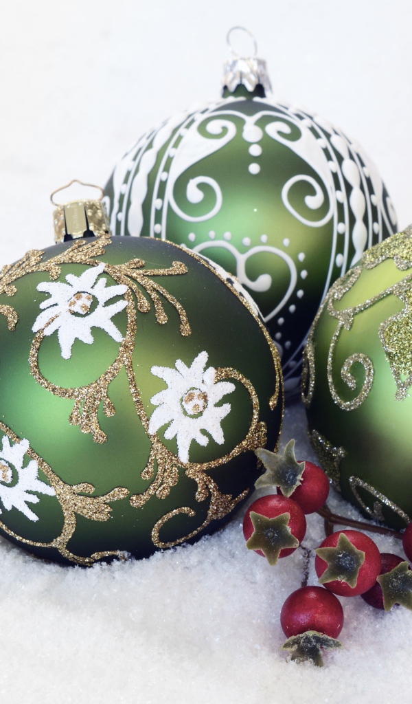 Три зеленых новогодних шара для елки на снегу