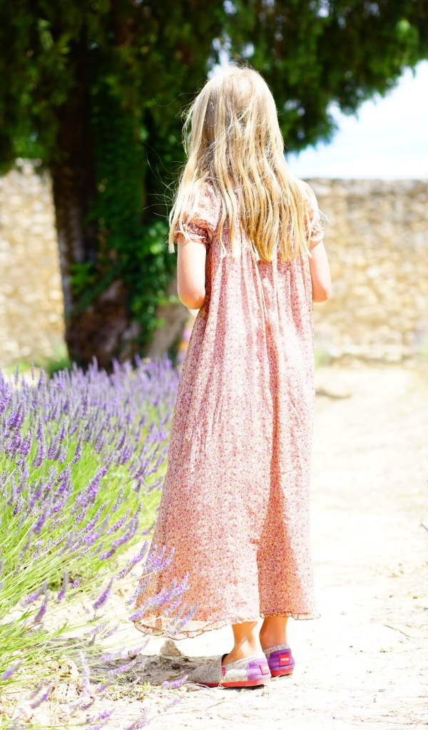 Маленькая девочка в платье на поле с лавандой