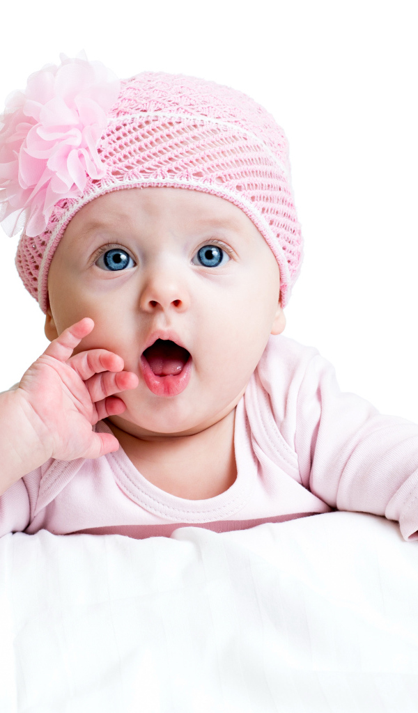 Красивая голубоглазая малышка в розовой шапке на белом фоне