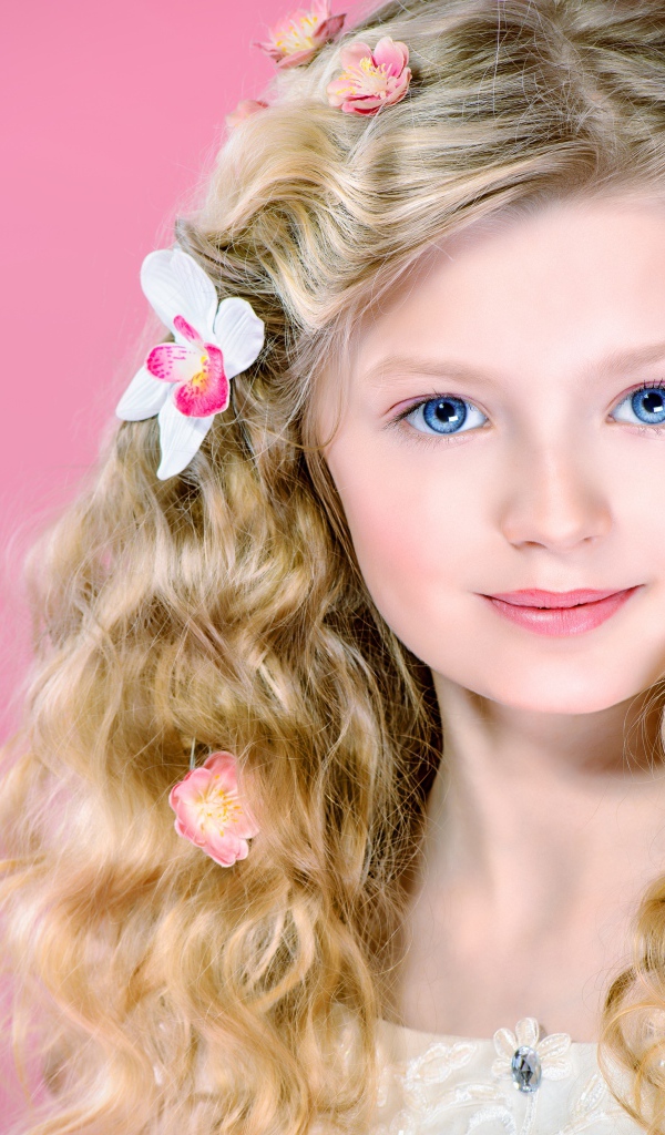 Красивая голубоглазая девочка блондинка на розовом фоне