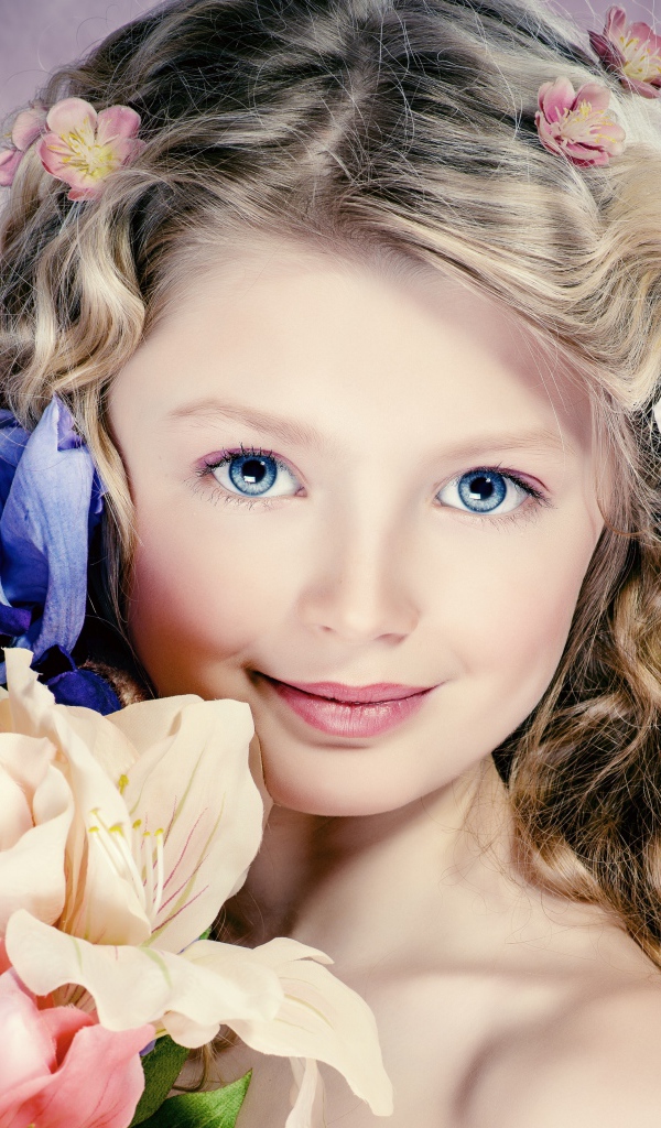 Красивая голубоглазая девочка с букетом цветов